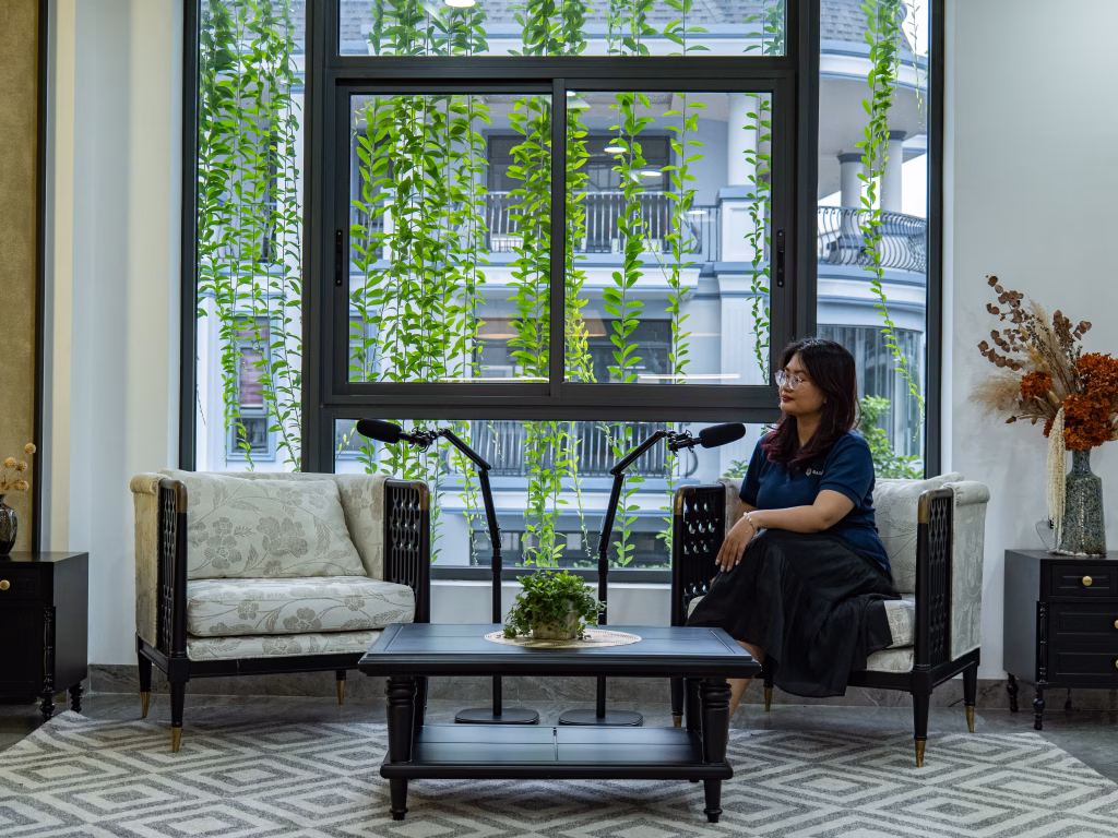 Layout một người tại Studio Podcast Indochine